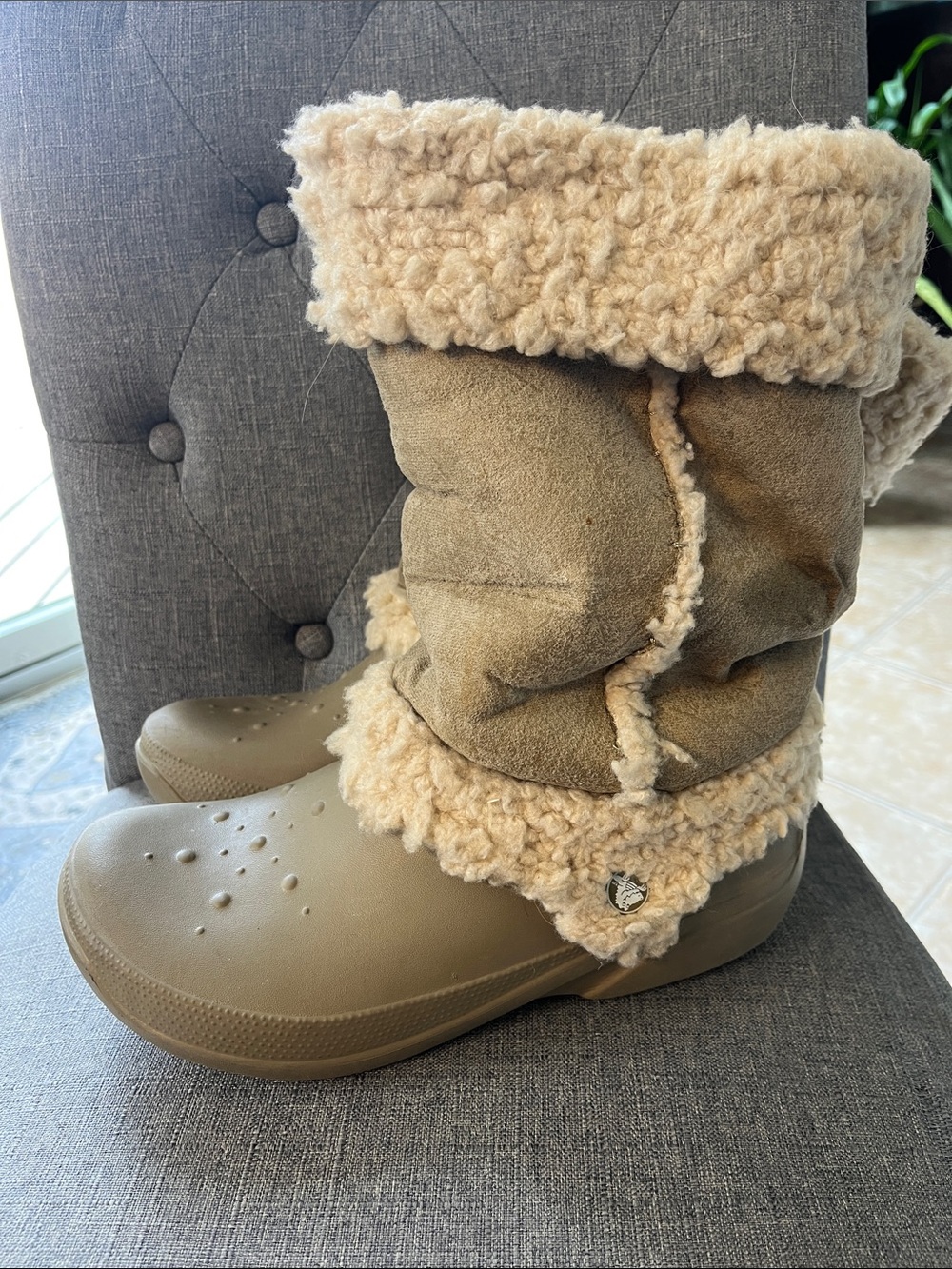 Crocs women’s Cozy Sherpa-Lined Winter Boots - Tan